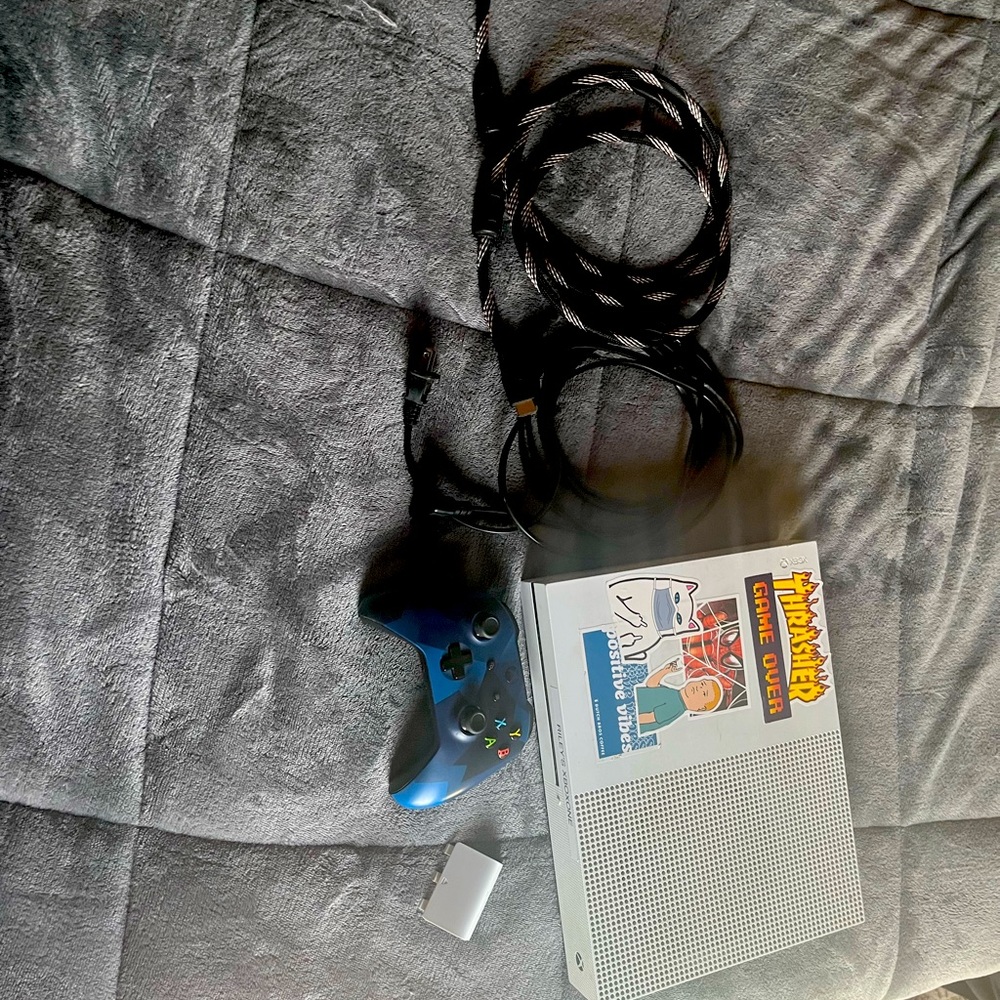 Xbox One S, 1 TB Hard drive, good condition everything works